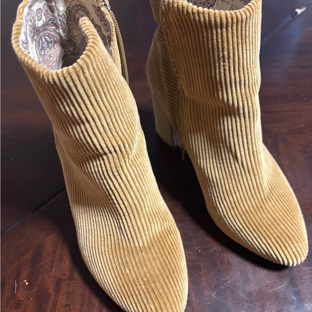 ANDREA FENZI Tan Ankle Boots with Ribbed Texture